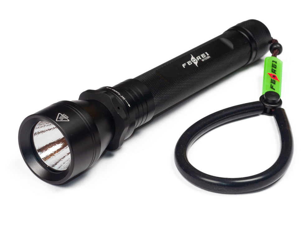 Фонарь FEREI W152II, белый свет, диод XPL. Яркость: 1000Lm (заявлено производителем). Световой поток 5500 К. Вес 273 гр, размеры: 22*3,5*2,7 см. Типоразмер аккумуляторов: 2 х 18650. Переключатель — кольцевой магнитный. Аккумуляторы и зарядное устройство в