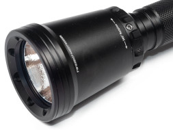 Фонарь FEREI W158II, белый свет, диод XHP50. Яркость: 2060Lm (заявлено производителем). Световой поток 5500 К. Вес 273 гр, размеры: 22,2*4,5*2,7 см. Типоразмер аккумуляторов: 2 х 18650. Переключатель — кольцевой магнитный. Зарядное устройство в комплекте.