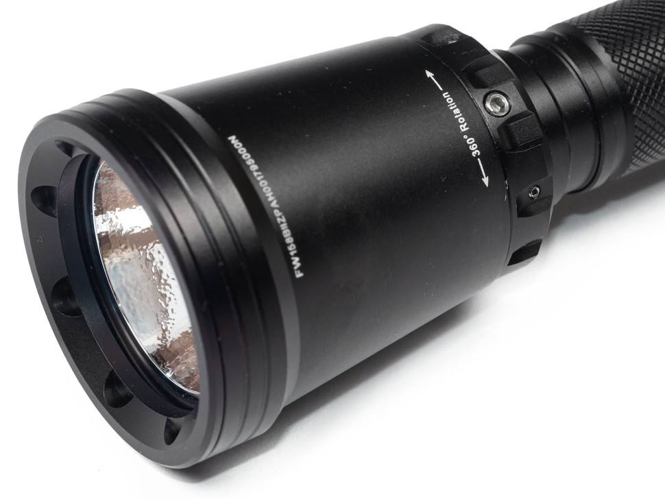 Фонарь FEREI W158II, белый свет, диод XHP50. Яркость: 2060Lm (заявлено производителем). Световой поток 5500 К. Вес 273 гр, размеры: 22,2*4,5*2,7 см. Типоразмер аккумуляторов: 2 х 18650. Переключатель — кольцевой магнитный. Зарядное устройство в комплекте.