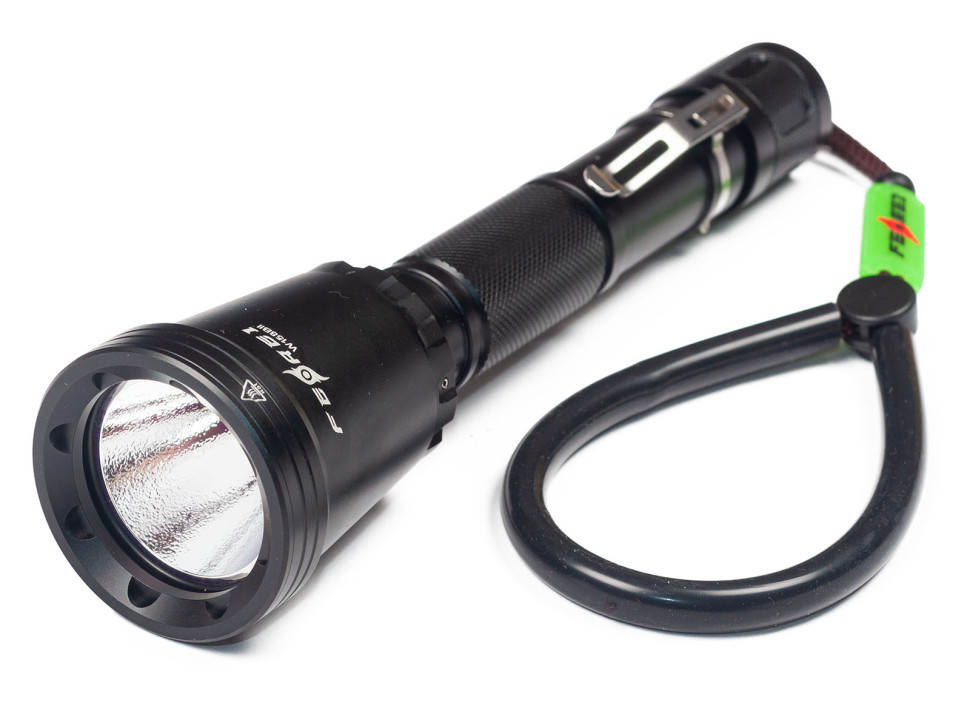 Фонарь FEREI W158II, белый свет, диод XHP50. Яркость: 2060Lm (заявлено производителем). Световой поток 5500 К. Вес 273 гр, размеры: 22,2*4,5*2,7 см. Типоразмер аккумуляторов: 2 х 18650. Переключатель — кольцевой магнитный. Зарядное устройство в комплекте.