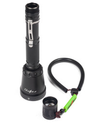 Фонарь FEREI W158IIB, желтый свет, диод XHP50. Яркость: 2060Lm (заявлено производителем). Световой поток 4500 К. Вес 273 гр, размеры: 22,2*4,5*2,7 см. Типоразмер аккумуляторов: 2 х 18650. Переключатель — кольцевой магнитный. Зарядное устройство в комплект