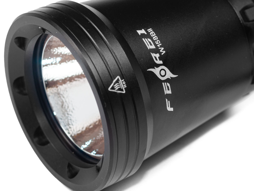 Фонарь FEREI W158IIB, желтый свет, диод XHP50. Яркость: 2060Lm (заявлено производителем). Световой поток 4500 К. Вес 273 гр, размеры: 22,2*4,5*2,7 см. Типоразмер аккумуляторов: 2 х 18650. Переключатель — кольцевой магнитный. Зарядное устройство в комплект